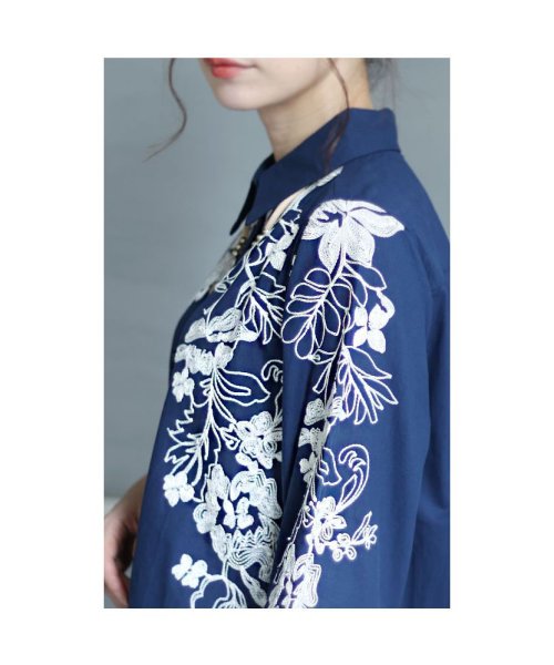 Sawa a la mode(サワアラモード)/花刺繍が流れるコットンシャツチュニック/img17