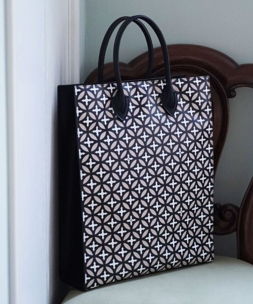 【otonaMUSE12月号掲載】オーバーラップサークル リサイクルレザー スクエアトート オーバーラップサークル リサイクルレザーは