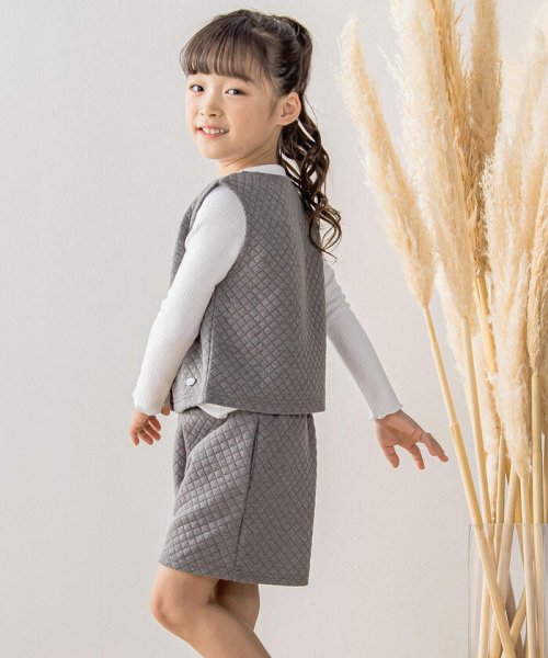 BeBe Petits Pois Vert(ベベ プチ ポワ ヴェール)/【店舗限定】ひし形キルトジャガードベスト＆キュロットセット(95~150cm)/img02