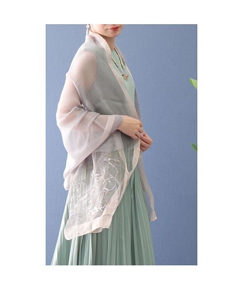 Sawa a la mode(サワアラモード)/透明感溢れる花刺繍のシアーストール/img02