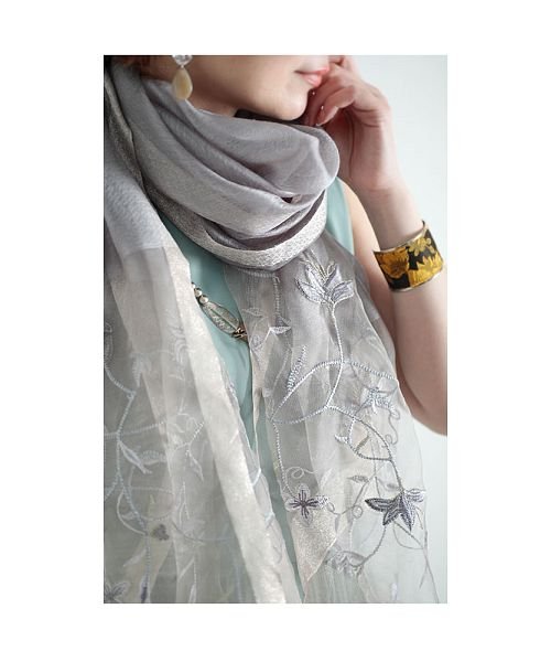 Sawa a la mode(サワアラモード)/透明感溢れる花刺繍のシアーストール/img05