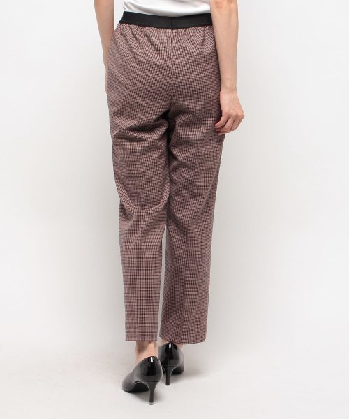 ガンクラブチェックパンツ 商品説明一点投入でスタイリングが秋冬らしくトラッドにシフトする、ガンクラブチェック柄のセンタープレスパンツ。ウエストをゴムで切り替えた優しいフィット感で、生地 T1567646029(12100円)