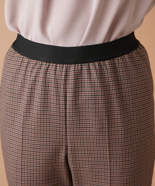 ガンクラブチェックパンツ 商品説明一点投入でスタイリングが秋冬らしくトラッドにシフトする、ガンクラブチェック柄のセンタープレスパンツ。ウエストをゴムで切り替えた優しいフィット感で、生地 T1567646029(12100円)