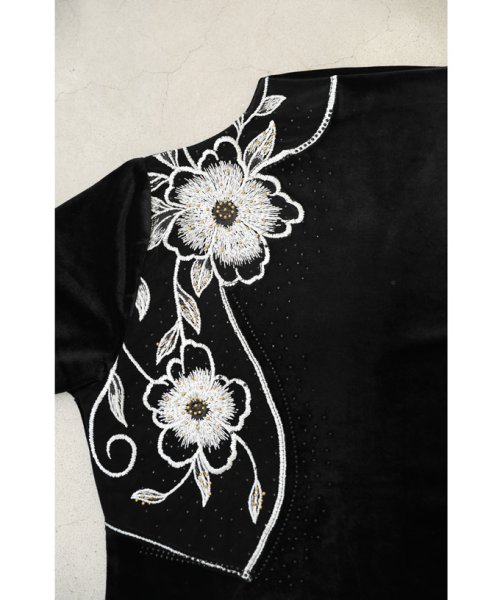 CAWAII(カワイイ)/ビジューを纏う花刺繍のベロア調プルオーバートップス/img16