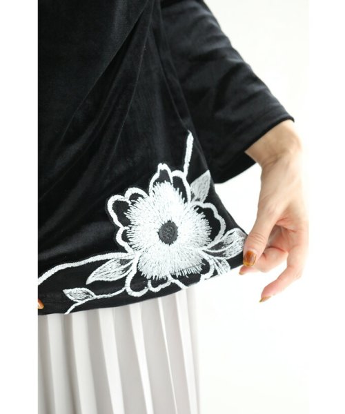 CAWAII(カワイイ)/ビジューを纏う花刺繍のベロア調プルオーバートップス/img20