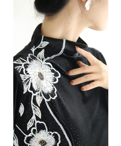 CAWAII(カワイイ)/ビジューを纏う花刺繍のベロア調プルオーバートップス/img24