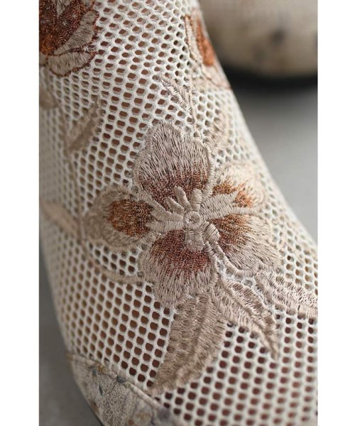 CAWAII(カワイイ)/リュクスな花刺繍が浮き立つメッシュブーツ/img01