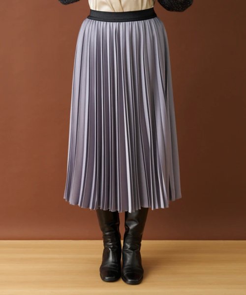 サテンプリーツスカート 