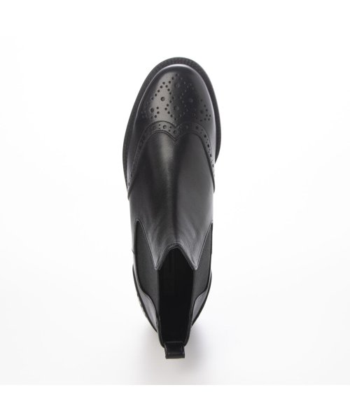 ウィングチップサイドゴアブーツ 商品説明トゥ先に繊細なメダリオンが配された、クラシカルなサイドゴアブーツです。スカートでもパンツでも合わせやすいように短めにカットした丈感がポイント。足首周りのも Y1450106132(11000円)