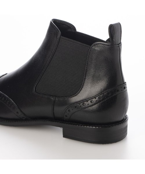 ウィングチップサイドゴアブーツ 商品説明トゥ先に繊細なメダリオンが配された、クラシカルなサイドゴアブーツです。スカートでもパンツでも合わせやすいように短めにカットした丈感がポイント。足首周りのも Y1450106132(11000円)