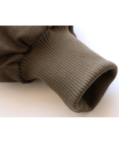 ステッチレス裏キルトドルマンスリーブジャケット(D1295) D1295 ステッチレス裏キルトドルマンスリーブジャケット 裏地に中綿が入っているので表はステッチレスですっきりした印象です