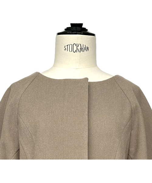 ウーリーストレッチ2wayバックタックロングノーカラーコート(K1267) K1267 ウーリーストレッチ2wayバックタックロングノーカラーコート ふくらみ感があり 保温効果も高めます ブラック