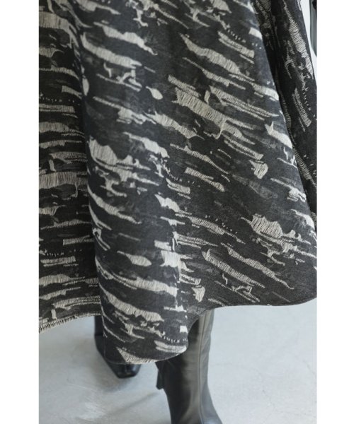 CAWAII(カワイイ)/ダメージ風刺繍のアートなミディアムスカート/img01