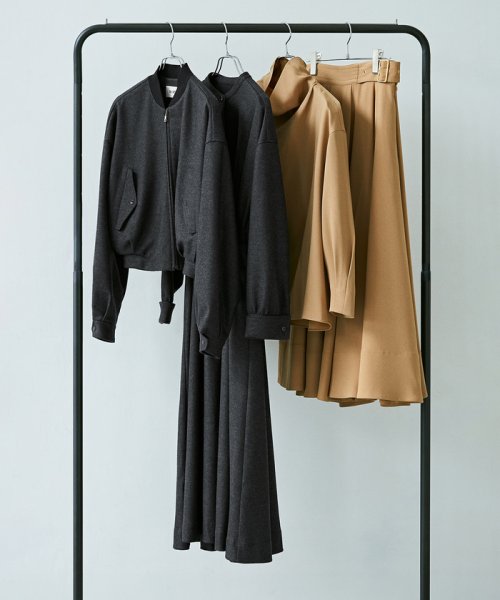 ウールジャージーショートブルゾン【エディター三尋木奈保さんコラボ】 商品説明エディター三尋木さんとのコラボレーションアイテム【素材】国内のニッターで編立てたウール100%のスムースカットソーに軽く縮 Q2502074944(19228円)