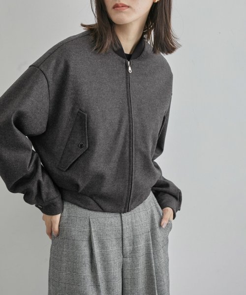 ウールジャージーショートブルゾン【エディター三尋木奈保さんコラボ】 商品説明エディター三尋木さんとのコラボレーションアイテム【素材】国内のニッターで編立てたウール100%のスムースカットソーに軽く縮 Q2502074944(19228円)