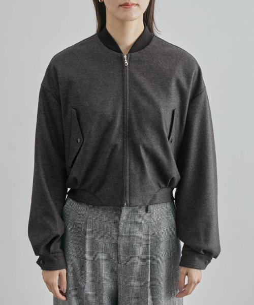 ウールジャージーショートブルゾン【エディター三尋木奈保さんコラボ】 商品説明エディター三尋木さんとのコラボレーションアイテム【素材】国内のニッターで編立てたウール100%のスムースカットソーに軽く縮 Q2502074944(19228円)