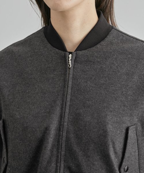 ウールジャージーショートブルゾン【エディター三尋木奈保さんコラボ】 商品説明エディター三尋木さんとのコラボレーションアイテム【素材】国内のニッターで編立てたウール100%のスムースカットソーに軽く縮 Q2502074944(19228円)