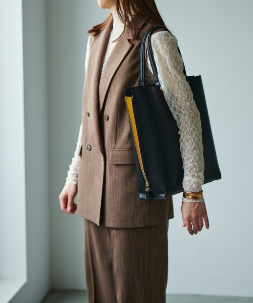 【ドラマ着用】【EPOR】Y BAG Large【A4対応】 BAG 6月下旬 ゴールド× GGX82520と同色同型です 濃いゴールド× A4収納：可 EPOR Large 肩掛け 置いた時も自立し ものの出し入れもしやすいのもポイントです 手がふさがりがちな移動シーンに最適です 2月中旬 A4収納：不可 16インチPCの収納：可 ELEGANTIQUE 機能美