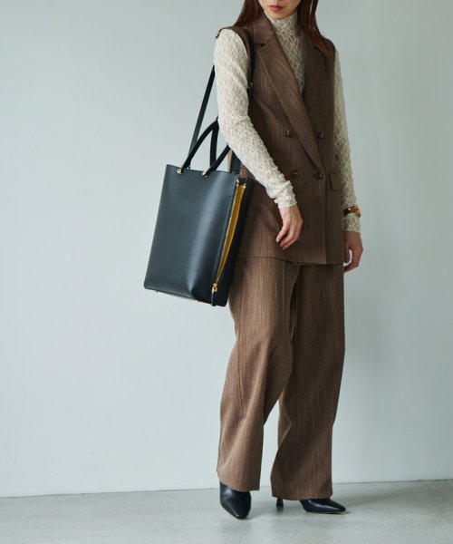 【ドラマ着用】【EPOR】Y BAG Large【A4対応】 BAG 6月下旬 ゴールド× GGX82520と同色同型です 濃いゴールド× A4収納：可 EPOR Large 肩掛け 置いた時も自立し ものの出し入れもしやすいのもポイントです 手がふさがりがちな移動シーンに最適です 2月中旬 A4収納：不可 16インチPCの収納：可 ELEGANTIQUE 機能美