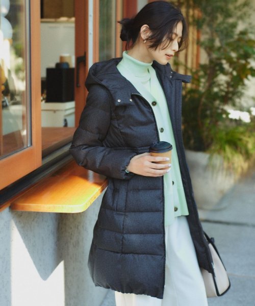 【洗える】ライトタフタロングダウン 通気性の良いダウン用素材に仕上げています 仕上げで表面を微起毛することでウールのような暖かさ ウールでは難しい軽さのある素材です 裏面に特殊なシレー加工を施し