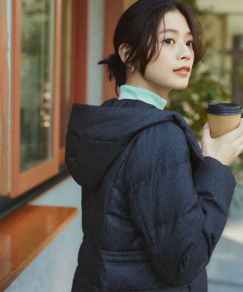 【洗える】ライトタフタロングダウン 通気性の良いダウン用素材に仕上げています 仕上げで表面を微起毛することでウールのような暖かさ ウールでは難しい軽さのある素材です 裏面に特殊なシレー加工を施し