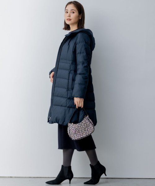 【洗える】ライトタフタロングダウン 通気性の良いダウン用素材に仕上げています 仕上げで表面を微起毛することでウールのような暖かさ ウールでは難しい軽さのある素材です 裏面に特殊なシレー加工を施し