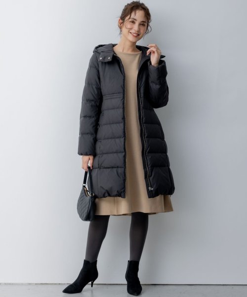 【洗える】ライトタフタロングダウン 通気性の良いダウン用素材に仕上げています 仕上げで表面を微起毛することでウールのような暖かさ ウールでは難しい軽さのある素材です 裏面に特殊なシレー加工を施し