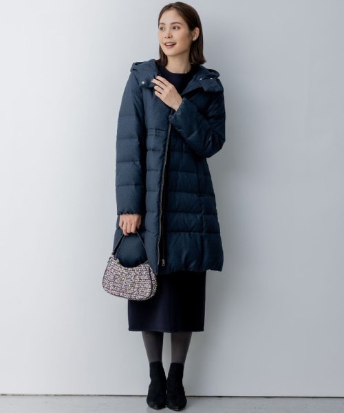 【洗える】ライトタフタロングダウン 通気性の良いダウン用素材に仕上げています 仕上げで表面を微起毛することでウールのような暖かさ ウールでは難しい軽さのある素材です 裏面に特殊なシレー加工を施し