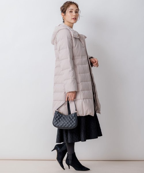 【洗える】ライトタフタロングダウン 通気性の良いダウン用素材に仕上げています 仕上げで表面を微起毛することでウールのような暖かさ ウールでは難しい軽さのある素材です 裏面に特殊なシレー加工を施し