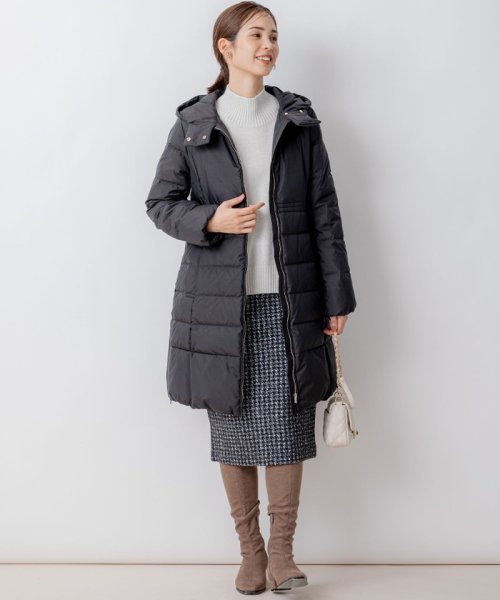 【洗える】ライトタフタロングダウン 通気性の良いダウン用素材に仕上げています 仕上げで表面を微起毛することでウールのような暖かさ ウールでは難しい軽さのある素材です 裏面に特殊なシレー加工を施し