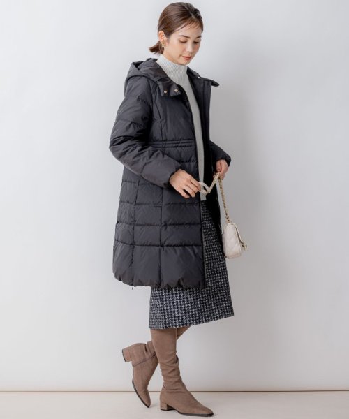 【洗える】ライトタフタロングダウン 通気性の良いダウン用素材に仕上げています 仕上げで表面を微起毛することでウールのような暖かさ ウールでは難しい軽さのある素材です 裏面に特殊なシレー加工を施し