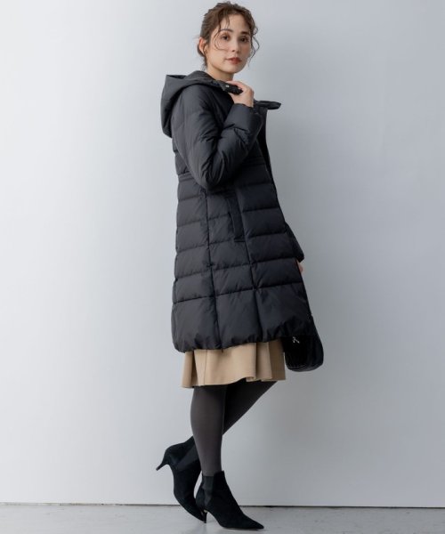 【洗える】ライトタフタロングダウン 通気性の良いダウン用素材に仕上げています 仕上げで表面を微起毛することでウールのような暖かさ ウールでは難しい軽さのある素材です 裏面に特殊なシレー加工を施し