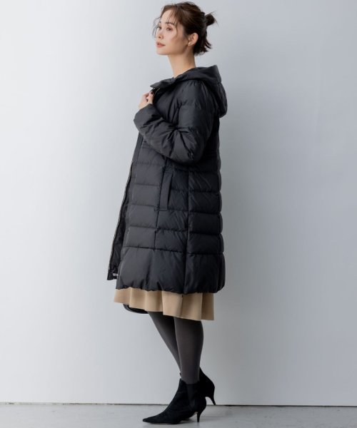 【洗える】ライトタフタロングダウン 通気性の良いダウン用素材に仕上げています 仕上げで表面を微起毛することでウールのような暖かさ ウールでは難しい軽さのある素材です 裏面に特殊なシレー加工を施し