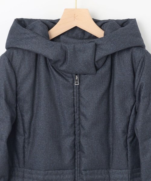 【洗える】ライトタフタロングダウン 通気性の良いダウン用素材に仕上げています 仕上げで表面を微起毛することでウールのような暖かさ ウールでは難しい軽さのある素材です 裏面に特殊なシレー加工を施し