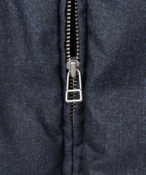 【洗える】ライトタフタロングダウン 通気性の良いダウン用素材に仕上げています 仕上げで表面を微起毛することでウールのような暖かさ ウールでは難しい軽さのある素材です 裏面に特殊なシレー加工を施し