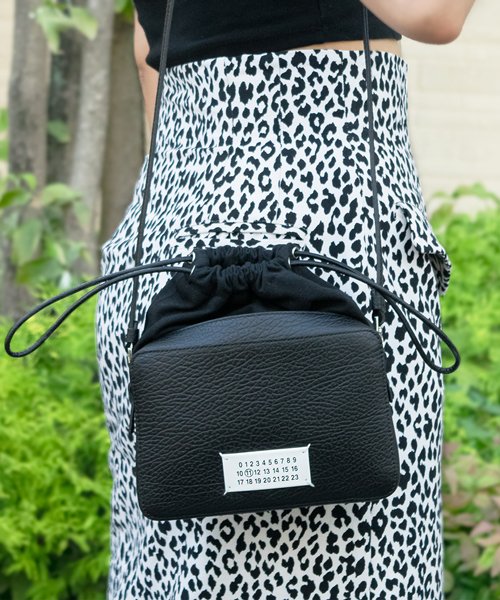 Maison Margiela メゾン マルジェラ 5AC CAMERA BAG MEDIUM ショルダーバッグ カジュアル 斜め掛け マチ ショルダー バッグ 