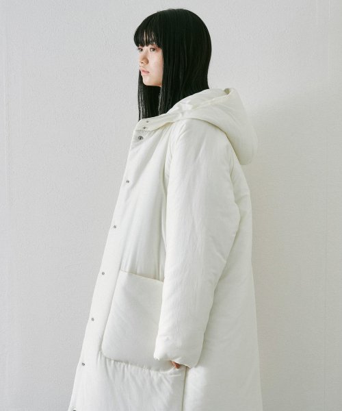 【Audrey and John Wad】コットンシルク厚中わたフーデッドコート 着用サイズ：M　着用カラー：オフホワイト