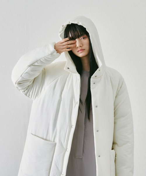 【Audrey and John Wad】コットンシルク厚中わたフーデッドコート 着用サイズ：M　着用カラー：オフホワイト