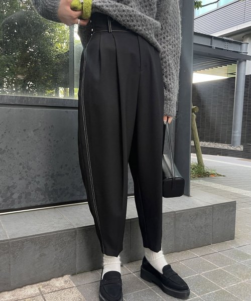 【Audrey and John Wad】2タックカーブパンツ H164 B79 W58 H82 5cm 着用サイズ：M　着用カラー：ブラック 着用サイズ：M　着用カラー：グレイッシュベージュ