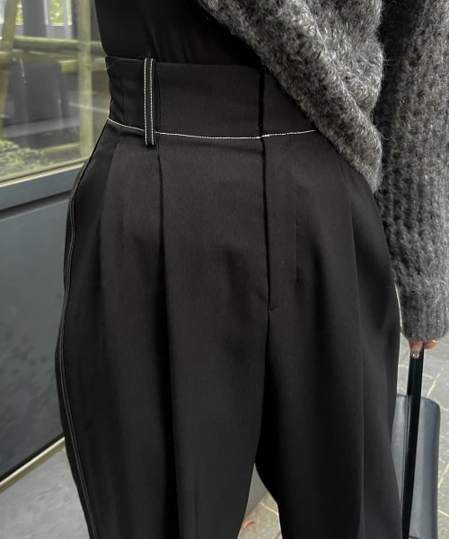 【Audrey and John Wad】2タックカーブパンツ H164 B79 W58 H82 5cm 着用サイズ：M　着用カラー：ブラック 着用サイズ：M　着用カラー：グレイッシュベージュ