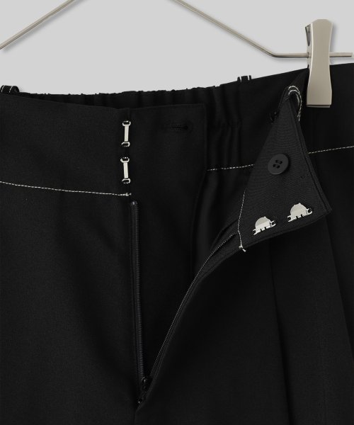 【Audrey and John Wad】2タックカーブパンツ H164 B79 W58 H82 5cm 着用サイズ：M　着用カラー：ブラック 着用サイズ：M　着用カラー：グレイッシュベージュ