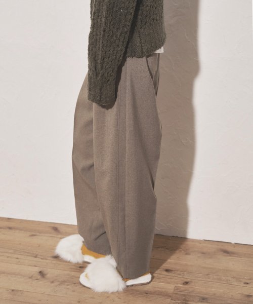 【Audrey and John Wad】2タックカーブパンツ H164 B79 W58 H82 5cm 着用サイズ：M　着用カラー：ブラック 着用サイズ：M　着用カラー：グレイッシュベージュ