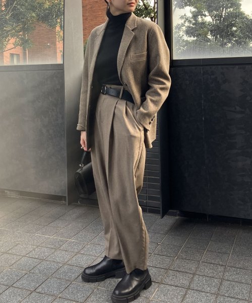 【Audrey and John Wad】2タックカーブパンツ H164 B79 W58 H82 5cm 着用サイズ：M　着用カラー：ブラック 着用サイズ：M　着用カラー：グレイッシュベージュ