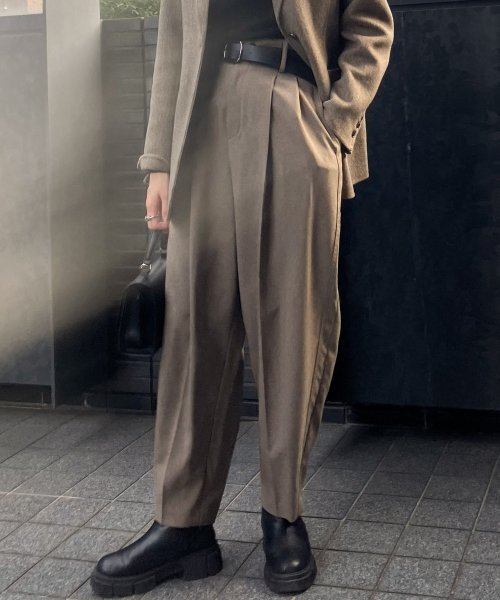 【Audrey and John Wad】2タックカーブパンツ H164 B79 W58 H82 5cm 着用サイズ：M　着用カラー：ブラック 着用サイズ：M　着用カラー：グレイッシュベージュ