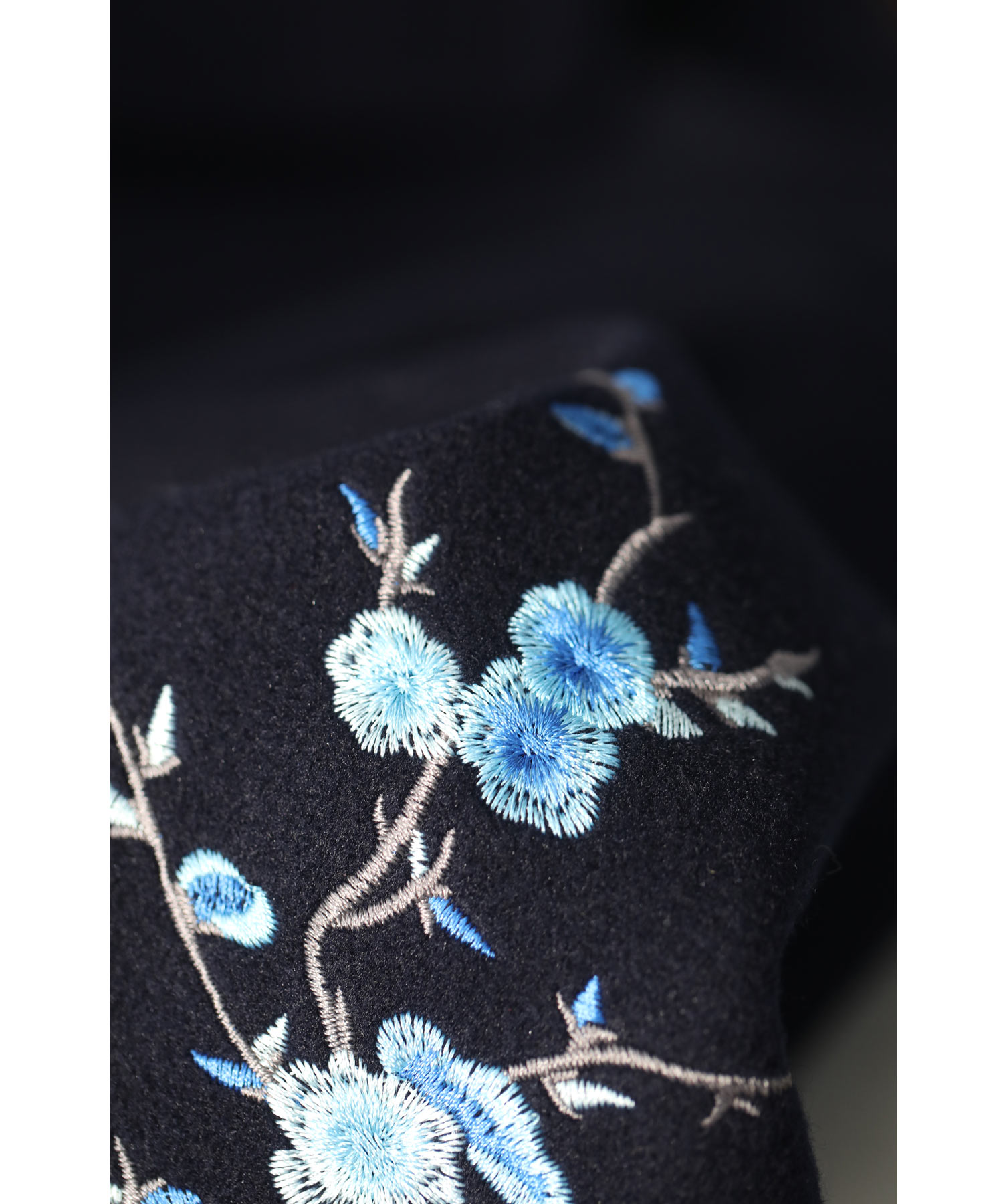 青い花刺繍の上品ネイビーミディアムコート