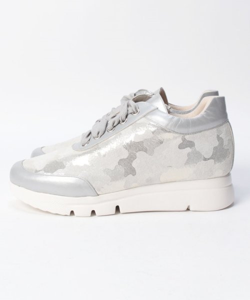 〈ル・カモフラージュ〉迷彩柄の脚長らくらくレザースニーカー 
