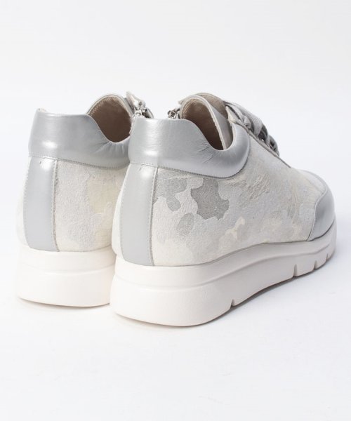 〈ル・カモフラージュ〉迷彩柄の脚長らくらくレザースニーカー 