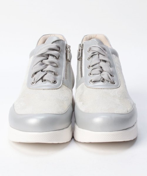 〈ル・カモフラージュ〉迷彩柄の脚長らくらくレザースニーカー 