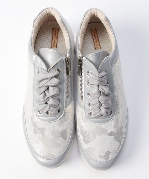 〈ル・カモフラージュ〉迷彩柄の脚長らくらくレザースニーカー 