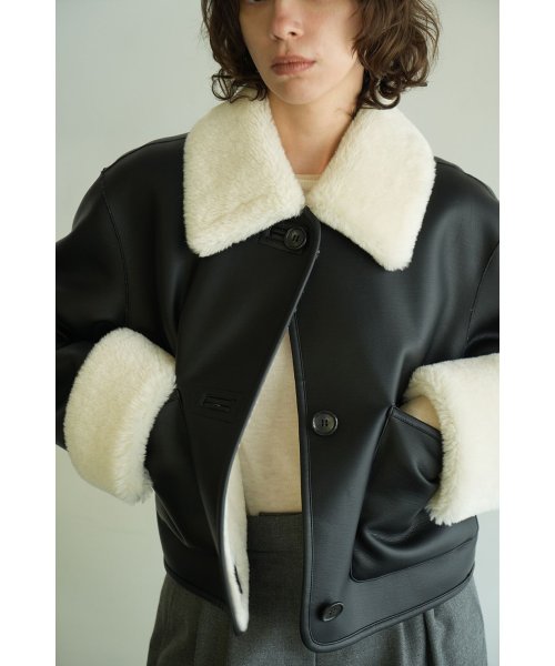 VEGAN LEATHER BOA SHORT JACKET 商品説明ビーガンレザーとボアをボンディングしたショートコート。大きい衿とロールアップされた部分のボアがポイントで、内側もボア仕様なので風を通しずらく暖 L2854929834(21780円)